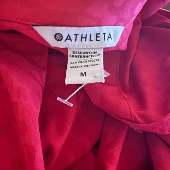 NWOT Athleta Urbanite Top M Stretch Animal Print Hidden-Button Leopard Wicking - Picture 3 of 3